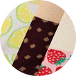 Lustige Socken mit Kuchen Motiv in einer Kuchen-Verpackung